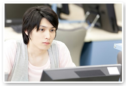 フォトブックはパソコン必須。卒業アルバムの場合は、手作りからお任せまで希望に応じた選択が可能。